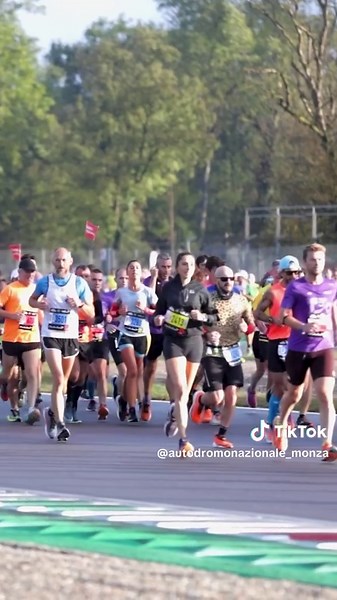 Track walk? Nah, better a track run!🏃🏃‍♀️ Domenica 28 settembre il running torna ad animare il Tempio della Velocità con la Monza21, un evento di atletica che offre quattro diverse distanze su cui misurarsi: 30 km e 21 km (competitive), 10 km (competitiva e non) e la 5 km longevity run & walk 🏛️⚡️ #AutodromoNazionaleMonza #TheTempleOfSpeed #Monza21 #MonzaCircuit #Running