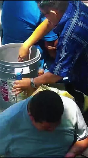 🚨👨‍👩‍👧‍👦 “MIENTRAS NIÑOS JUGABAN EN EL PARQUE”: SIVAR SEGURO DETECTA Y SANCIONA CONSUMO DE ALCOHOL EN ESPACIO PÚBLICO El alcalde de San Salvador Centro, Mario Durán, destacó una intervención realizada a través del sistema de videovigilancia Sivar Seguro, luego de que una persona fuera detectada consumiendo bebidas alcohólicas en la Plaza San José. Según explicó el edil, el hecho ocurrió mientras familias, niños y niñas disfrutaban de los espacios públicos de la capital, por lo que se activó