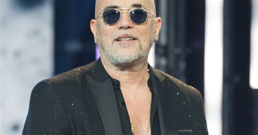 Loin de Paris, Pascal Obispo vit paisiblement dans sa maison, un ancien centre de vacances qu'il a entièrement rénové