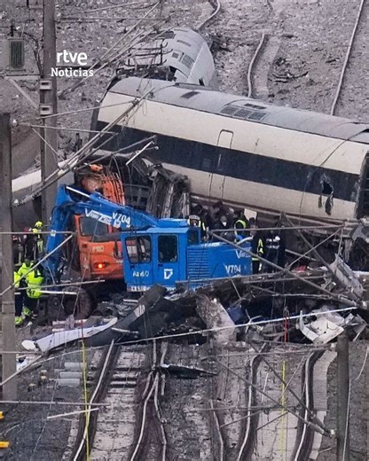 🔸El sindicato de maquinistas Semaf llama a la huelga del sector tras los recientes accidentes ferroviarios. Reclaman que se garantice la seguridad y fiabilidad de la red tras los recientes accidentes en Adamuz (Córdoba) y Gelida (Barcelona) con más de 40 muertos, entre ellos dos maquinistas. De momento, no se han hecho públicas fechas ni plazos para la movilización. Info ampliada en rtve.es/noticias #trenes #maquinistas #huelga #sectorferroviario #accidentes | RTVE Noticias