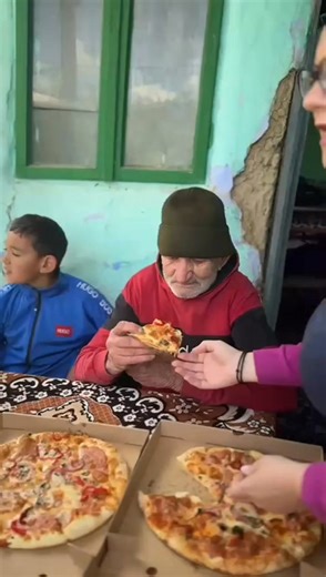 Masa de zi cu zi nu este usor de asigurat pentru toata lumea. Carnea si laptele sunt un vis pentru oamenii cu posibilitati materiale reduse. Pentru a putea oferi copiiilor o ciorba sau cateva chiftelute, unii oameni au fost nevoiti sa ne ceara ajutorul 🙏 Și pentru că nimic nu e întâmplător, evenimentul Doneaza o Masa calda este o lecție frumoasă pentru noi toți si pentru toți cei implicați in eveniment❤ O lecție despre generozitate, implicare, bucuria de a face lucruri pentru alții și credința 