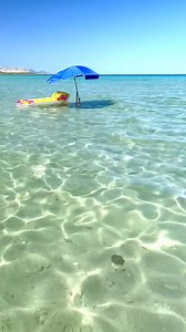 La spiaggia di Budoni, più lontano L’isola di Tavolara che da qui in poi caratterizzerà tutte le spiagge della Gallura. Link nei commenti #budoni | Sardegnatoujours