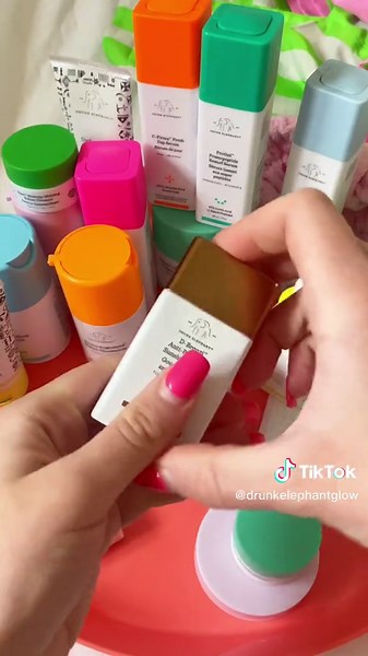 How to make a Drunk Elephant skincare smoothie with Bouncy Brightfacial and Dbronzi 💗 @Drunk Elephant Smoothie for all skin types to get bouncy and glowing skin💗 Its the sweetest smoothie ever😍 Mix a pump of Lala Retro Whipped Cream with a pump of Bouncy Brighfacial, add a pump of Bhydra, a drop of Dbronzi Sunshine drops and a drop of Obloos Rosi drops💗 Enjoy💗 #drunkelephant #drunkelephantskincare #skincaresmoothie #dbronzidrops #drunkelephantsmoothie #obloosrosidrops #preppy #fyp #preppyae