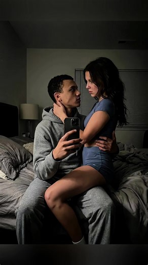 Foto besando a personajes de Stranger Things Tutorial para generar fotos de IA besando a personajes de Stranger Things Cómo hacer estas fotos de IA en las que besas a personajes de Stranger Things Tutorial de filtro para besar a personajes de Stranger Things Tutorial de filtro para tomar fotos con personajes de Stranger Things Filtro para besar a personajes de Stranger Things Filtro para tomar fotos con personajes de Stranger Things Filtro para fotos con Stranger Things Stranger Things millie bo