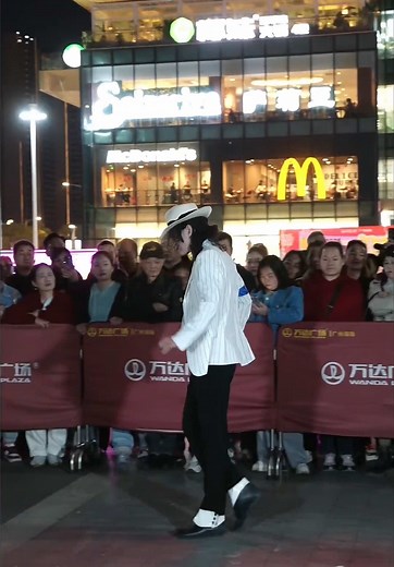 Michael Jackson's Iconic 45-Degree Lean in Smooth Criminal