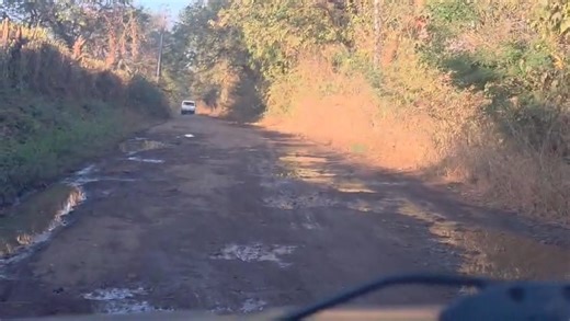 #UltimaHora habitante que transita por calle hacia Cantón Los Talnete y Cantón San José nos comparte este video en el cual se aprecia el estado deplorable de este tramos de calle, ya son varias las denuncias de que el drenaje de un tanque de agua de ACASAPMEN está afectando gravemente y destruyendo la calle principal ACASAPMEN es conocedor y ya que no existen acciones para mitigar estos daños, volvemos hacer pública esta denuncia ante las autoridades del distrito, directores #MarinaMercado Danie