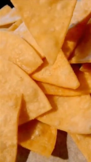 CRISPY TORTILLA CHIPS 😋 YUMMY 😍 #food #eating #tortilla #frying #tutorial