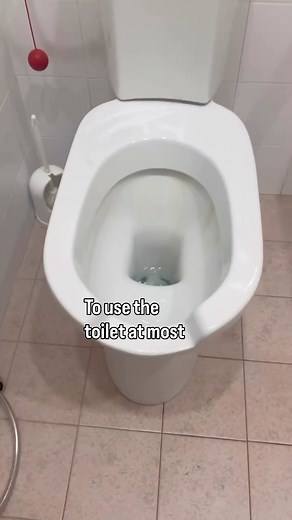 Okay, here’s the deal with McDonald’s toilets in Italy, they’re not as simple as you might think! While you might assume you can just waltz in and use the restroom, there’s usually a catch. In most McDonald’s locations, you’ll need a code to access the toilet, and you get this code from your receipt after placing an order. 🍔💳 Yep, you read that right! To use the loo, you’ll need to grab something to eat or drink first, and then you’ll get the magical toilet code. It’s their way of keeping thin