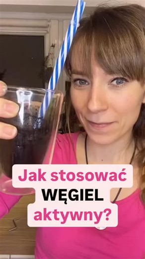 🌿 WĘGIEL AKTYWNY – NATURALNA PIERWSZA POMOC 🌿 Jeśli chorujesz, masz biegunki, zatrucie pokarmowe, infekcje bakteryjne lub wirusowe, a nie wiesz, co zastosować – węgiel aktywny to Twój sprzymierzeniec! 👉 To naturalny środek o silnych właściwościach detoksykacyjnych. Dzięki swojej zdolności adsorbowania toksyn węgiel aktywny skutecznie pomaga skrócić czas występowania objawów: biegunek, przeziębień, niektórych alergii, zatruć pokarmowych. Jak stosować węgiel aktywny? 📌 Dawkowanie dla dorosłych