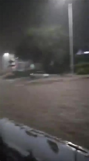 #Queretaro bajo el agua: Inundación deja 2 muertos Querétaro enfrentó una de sus peores inundaciones, que dejó al menos 2 personas sin vida y cuantiosos daños materiales. Varias colonias resultaron severamente afectadas con calles destrozadas, autos arrastrados, pavimento levantado y un panorama de devastación que mantiene en alerta a las autoridades y a la población. | Alerta México