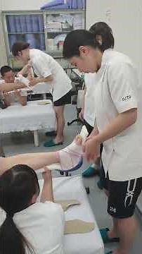 術者のシーネ固定に助手の安定した補助。これならスポーツ競技中にアキレス腱断裂や骨折などのケガをされた選手を安定して応急処置することが出来ます。高校生だった皆さんも約8ケ月で上手く出来るようなりました！