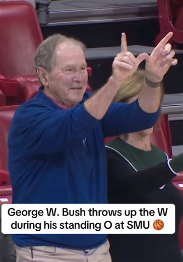 George W. Bush throws up the W during his standing ovation at SMU 🏀 #explore #dallas #texas #usa #potus