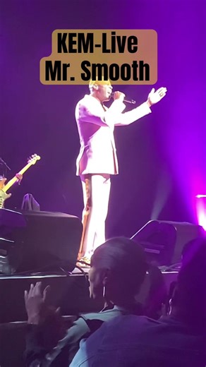 KEM-Live is a must see. The audience is really into it. lol #kem #music #rnb #liveset #song