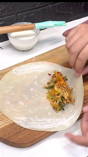 Chicken Spring Roll Folding 😊#shorts #youtubeshorts #iftar #ramzanspecial