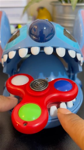 Angry lilo stitch eating fidget spinner with antique pendant #fidget #asmrsounds #satisfying