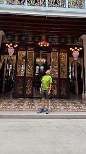 Amazing historic tour at Pinang Peranakan Mansion in Penang, Malaysia. This place reveals how Chinese and European designs beautifully blend into one stunning heritage home. Every corner tells a story — connecting Malaysia’s rich culture with its Chinese roots. A must-visit for anyone who loves history, art, and timeless elegance. DeafNation Penang Global Tourism #JoelTravel #NoBarriers #DeafNation #Deaf #Penang #Malaysia #Asia #PinangPeranakanMansion #Peranakan | Joel Barish