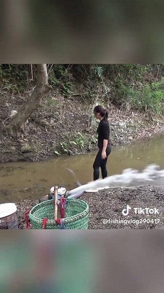 Amazing Fishing - Using pumps, pumping water outside the natural lake #fish #fishinglife #fishingtiktoks #outdoors #survival #bushcraft #fyp #viral #foryou #catchfish