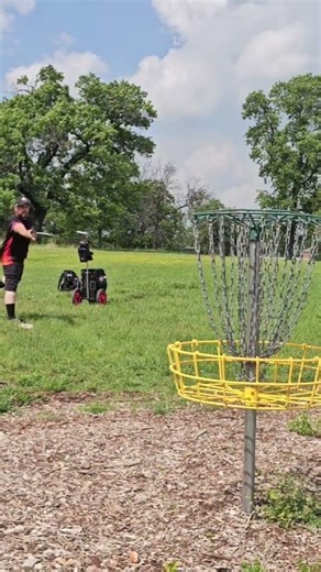 Simple easy putt. Practice pays off. #discgolf #practicemakesprogress