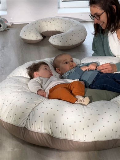 Un vrai cocon pour se blottir en toute douceur Le Coussin bébé Nid douillet Ø 80 cm Wesco offre un excellent maintien : la housse amovible en tissu velours recouvre un rembourrage ultra moelleux. Confortablement installés, bébé peut bouger librement, en toute sécurité. ✅ Ultra-stable pour un bon maintien ✅ Housse lavable en machine à 30°C ✅ Tissu ultra doux ⚠️ Dès la naissance, sous la surveillance d’un adulte. Ne jamais poser un coussin cale-bébé en hauteur : toujours au sol. Coussin bébé Nid D