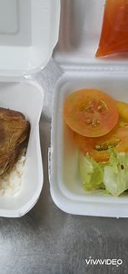 Quán Cơm Gà. Ở số 194 Hải Thượng Lãn Ông phường 14 quận 5, cơm gà ăn ngon giá là 40k. Rau, dưa, cà chua ở đây được trộn với dấm đường, và cơm hông có mùi chảo nên đúng ý mình, còn đùi gà có ướp một chút muối, được chấm với tương xí muội ngọt ngọt chua chua. Riêng mình thì thích gà chiên sơ sơ như vầy để đừng bị khô và nóng, quán bán từ lúc 18 giờ cho đến 21 giờ. | Trương Cẩm Cường