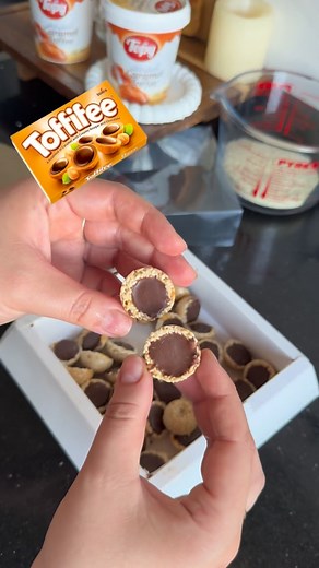 Amani Houadef | AMANYCOOK 🕊️ on Instagram‎: "ب أربع مكونات خدمت أكثر من 50 حبة توفيفي بالكراميل 😍 ! . استعملت كراميل توبي من @topy.racim ثقيل وبنتو هايلة 👌 . . . . . . #toffiffee #tofiffee #caramel #chocolate #algerianfood"‎