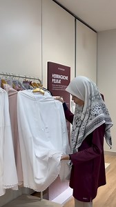 19 reactions | Sudah tertulis indah susunan Allah SWT. Setiap kisah tentang panggilan ke Tanah Suci menyentuh hati dan menjadi peringatan agar kita terus yakin dengan perancangan-Nya. Sebagai tanda kasih, SK menghadiahkan sedikit hadiah buat TimSK yang bakal menunaikan ibadah di sana. Semoga setiap langkah mereka dipermudah dan diterima, insyaAllah. #lambangcintaabadi #selesaluarantenangdalaman | Telekung Siti Khadijah | Facebook