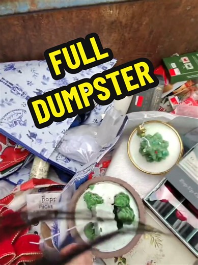 THERE WAS SO MUCH STUFF IN HERE!! #DUMPSTERDIVER #dumpsterdiving #dumpsterdiversoftexas #dumpsterdivingmama