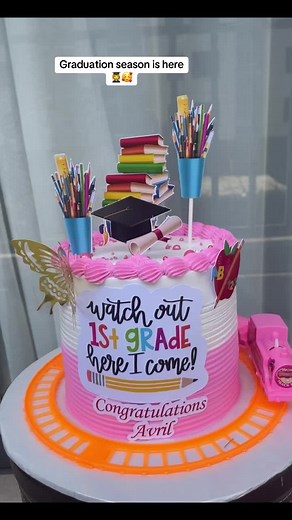 Celebrate Graduation with a Beautiful Cake 🥰