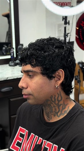 Curly hair doesn’t need to be complicated. This is a low-maintenance textured mod cut built to actually work with your curls. • Keeps length where it matters • Removes weight where it doesn’t • Easy to style • Easy to live with If you’re in Long Beach or Los Angeles and you’re tired of fighting your hair, this is the kind of cut I do. Book through the link in my IG profile