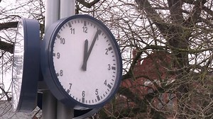 Die FDP Rostock warnt vor dem niemals endenden Lockdown. Sie fordert klare Öffnungsperspektiven für betroffene Branchen und hat symbolisch heute 5 nach 12 die Tür geöffnet. | Region Rostock News