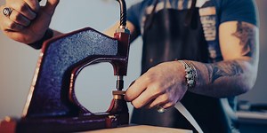 Guide | Comment poser les accessoires (rivets, boutons, oeillets) sur le cuir ?