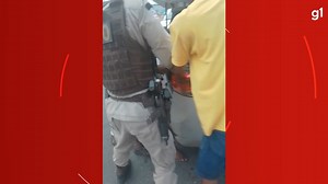Moradores ficam indignados com abordagem policial: 'Você está enforcando o cara'