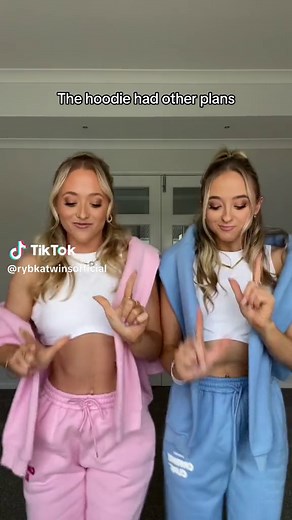 With my twin we be vibing 😉👯‍♀️ #intheclubwithmytwinwebevibin #withmytwin #sisters #twins #siblings