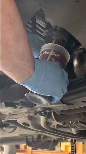 Super easy trick for a mess free oil filter removal Honda Pilot Ridgeline Odyssey Acura MDX