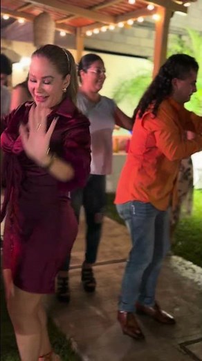 Hugo Ruiz y La Reyna de los Escenarios bailando el trenecito con grupo enamorado