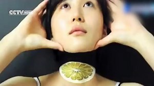 Check out this incredible 3D body painting