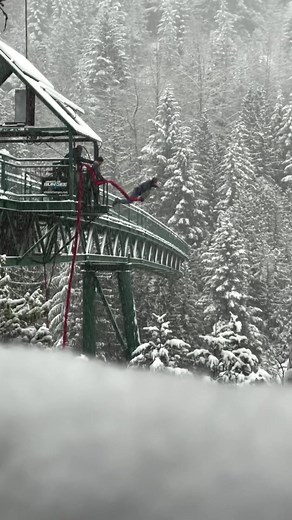 Winter is here and it’s making for some very magical moments today, tag a friend you’d Bungee in the snow with! ⛄️🏔️🌨️ . . . #winterwonderland #WhistlerBungee #Bungeejumping #adrenaline #Thrillseekers #bucketlistadventures #bucketlist #Onlyinwhistler #whistlerbc #Squamish #seatosky