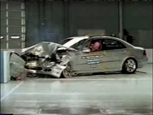 Crash Test of 2003- 2006 Mercedes E-Class E 500 (Frontal Offset) IIHS