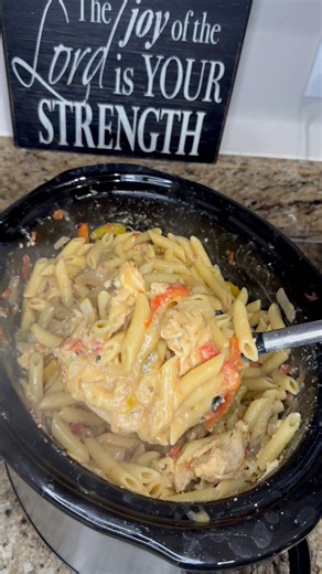 1.3M views · 4.8K reactions | Crockpot Chicken Fajita Pasta...