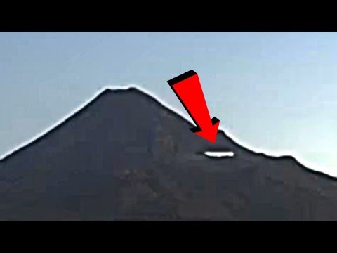 During the live broadcast, a UFO suddenly appeared around the volcano.