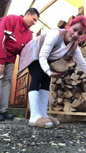 Firewood Lifting Techniques: Outdoor Tips and Tricks