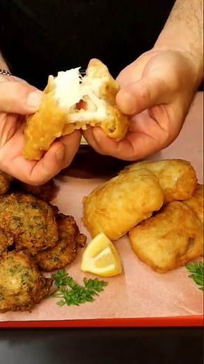 Τηγανητός Μπακαλιάρος με τραγανό κουρκούτι και κροκέτες μπακαλιάρου. Crispy fried Cod & Croquettes