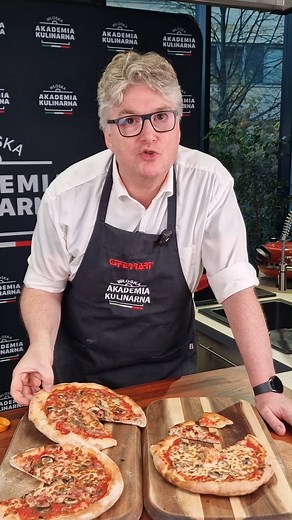 Aby przygotować pizzę taką jak w prawdziwej włoskiej pizzerii, bardzo ważna jest temperatura piekarnika. Upiekłem 3 identyczne pizze w piekarniku G3 Ferrari ( @domowypiecdopizzyg3ferrari421 ) używając 3 różnych temperatur: 300 stopni, 350 stopni i 430 stopni. W temperaturze 300 stopni pizza upiekła się w 5 minut, w temperaturze 350 stopni w 4 minuty, a w temperaturze 430 stopni w 2 i pół minuty. Wygląd zewnętrzny jest bardzo podobny, ale smak i aromat ciasta upieczonego w temperaturze 430 stopni