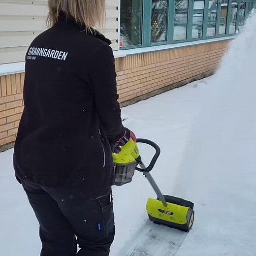 Lite roligare snöskottning. | Granngården
