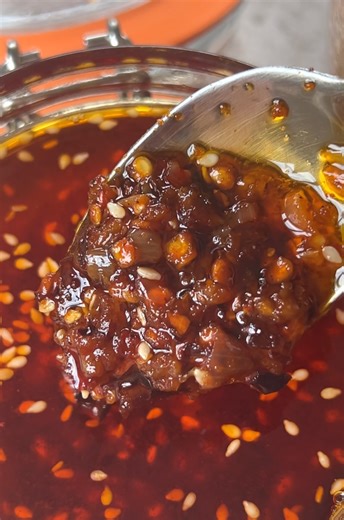 Spicy and crunchy: Crispy chilli oil at home