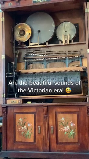 Victorian Music Box Plays 8 Different Songs | Prague Restaurant Story