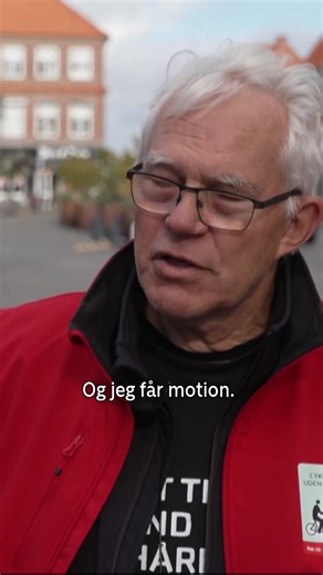 Plejehjemsbeboerne Anni Paulsen og Signe Andersen fik vind i håret som en del af Danmarks Motionsuge💨 Det sørgede Aksel Sonne fra foreningen Cykling Uden Alder for, da han kørte dem en tur rundt i Rønnes gader🚴‍♂️ | TV 2/Bornholm