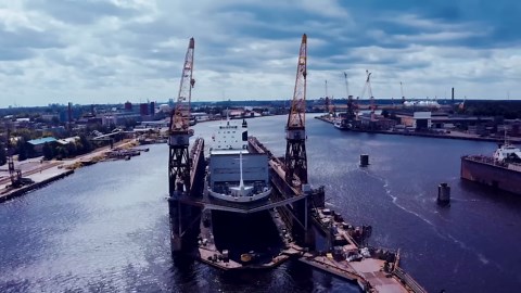 Gigantische Wellen zerstörten das Kreuzfahrtschiff, während die Passagiere auf ihren Tod warteten