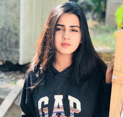 Roshni Walia Wiki, Age, Boyfriend, Family, Biography & More » StarsUnfolded