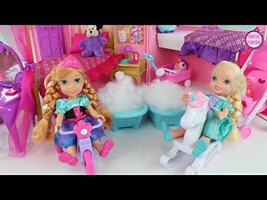 Cuidando de Elsa y Ana pequeñas con juguetes y moldes de Play-Doh